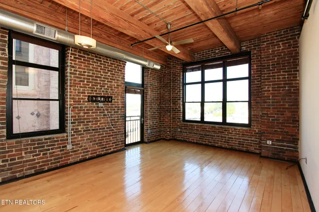$2,700 | 220 West Jackson Avenue, Unit 404, Knoxville, TN 37902