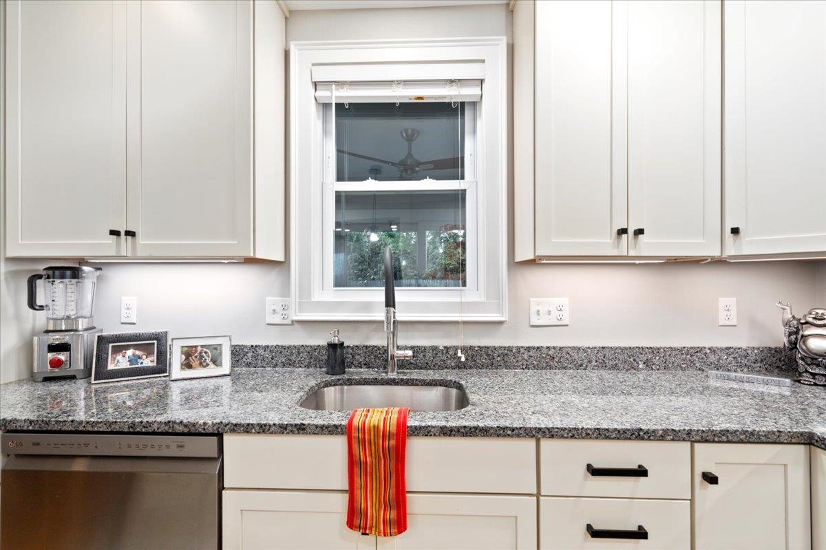 165 Taylor Street Manchester, NH 03103 - Photo 15 of 56