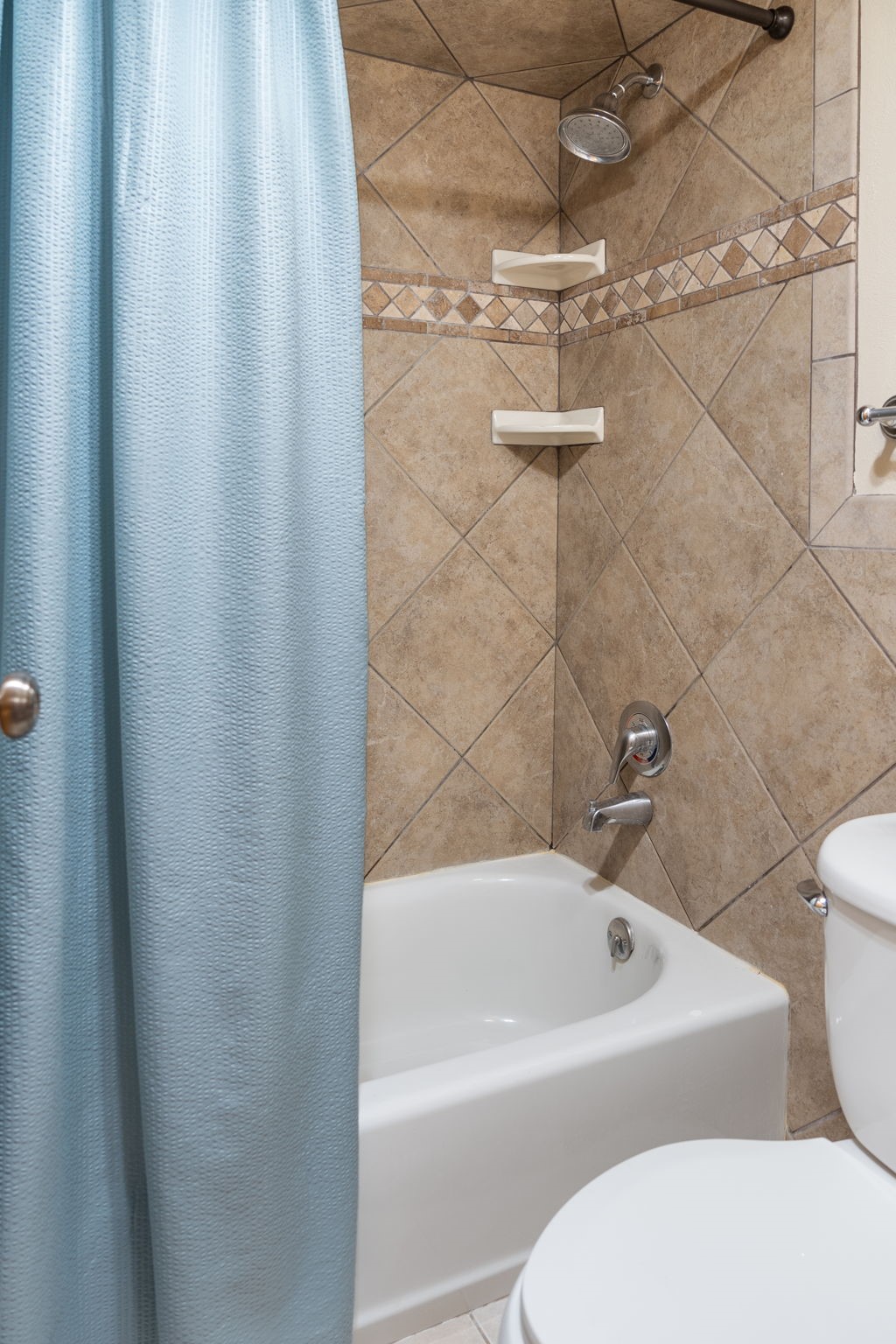 88 Guller Road, Unit 206 Frisco, CO 80443 - Photo 22 of 32 Tiled shower tub/combo with a door for privacy.