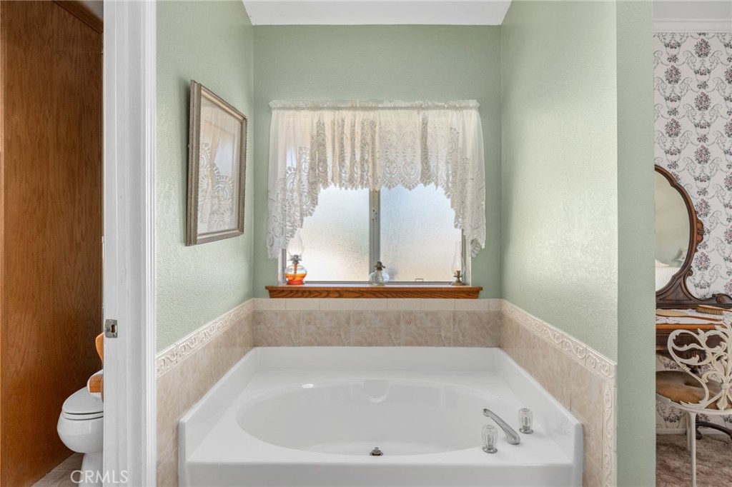 1087 Lockwood Valley Road Maricopa, CA 93252 - Photo 26 of 74 a bathroom with a bathtub