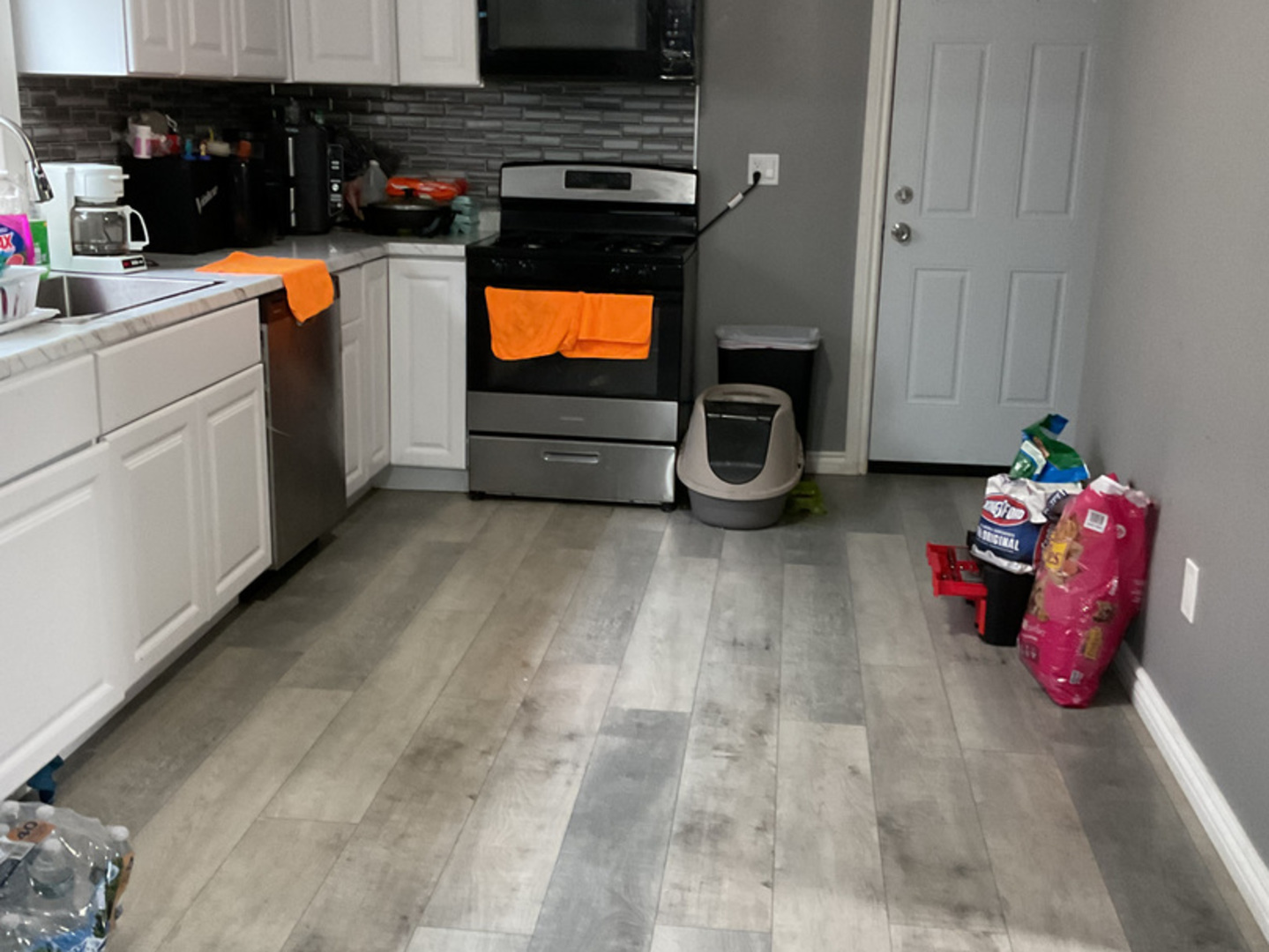 450 West 46th Place Chicago, IL 60609 - Photo 4 of 9 a utility room with dryer and washer