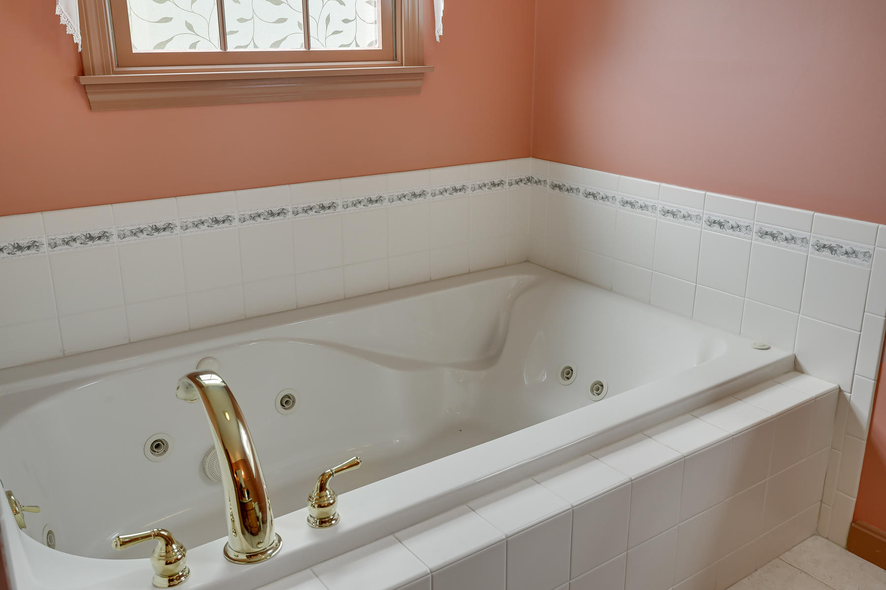 835 School House Road Eastham, MA 02642 - Photo 12 of 27 Master bath tub