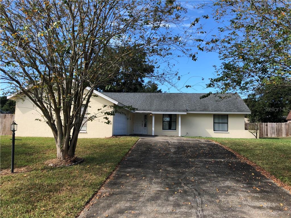 4408 Pawnee Path Valrico, FL 33594 - Photo 1 of 1 a front view of a house with a garden