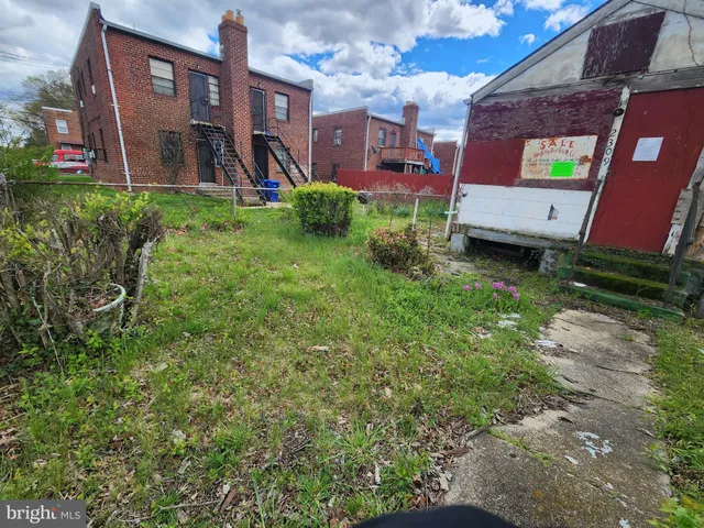 a view of building with yard