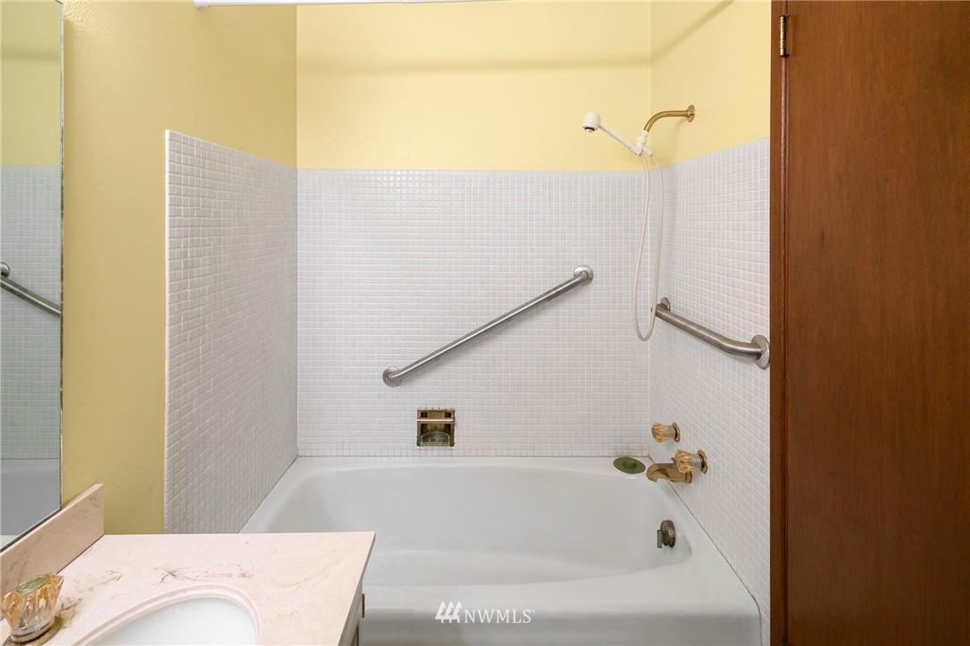 422 Center Place Everett, WA 98203 - Photo 22 of 34 a bathroom with a bathtub and shower
