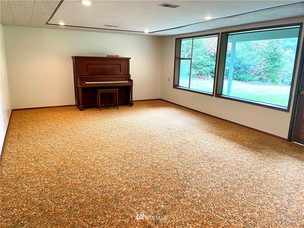 422 Center Place Everett, WA 98203 - Photo 29 of 34 a view of room and window