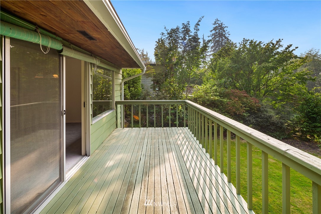 422 Center Place Everett, WA 98203 - Photo 8 of 34 a view of balcony with wooden floor and fence