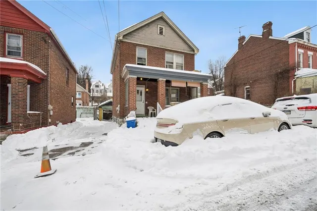 a view of a house with backyard and sitting area