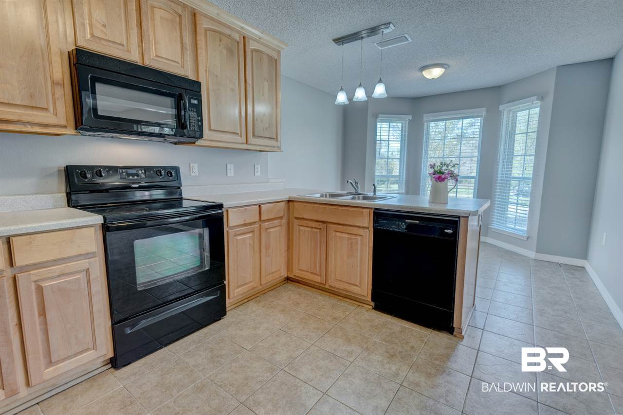 12725 White Road Bay Minette, AL 36507 - Photo 10 of 22 Pendant Lighting
