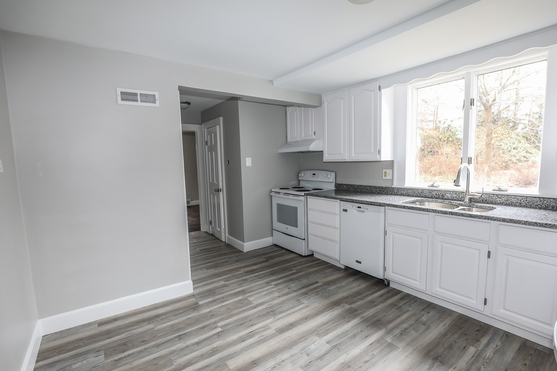 534 Smyth Road Manchester, NH 03104 - Photo 8 of 40