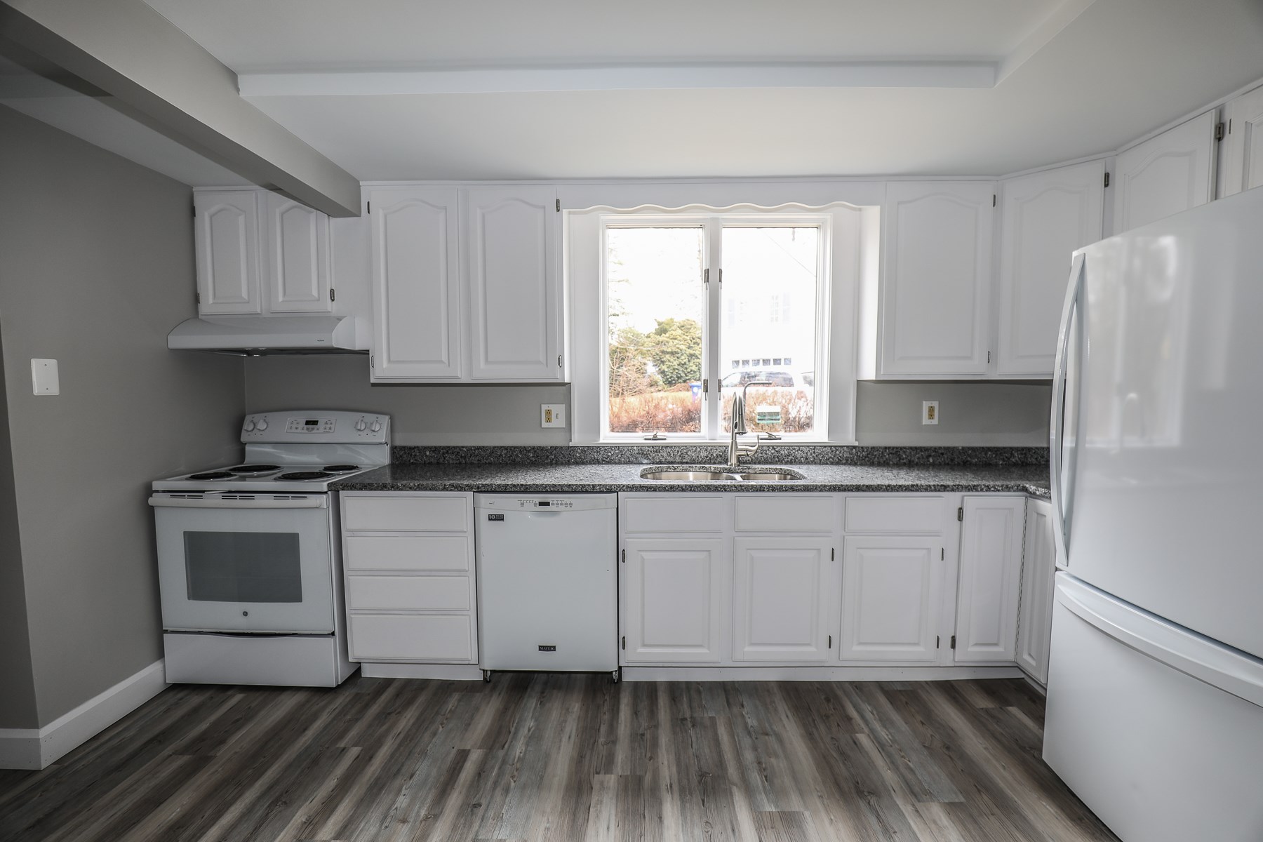 534 Smyth Road Manchester, NH 03104 - Photo 9 of 40