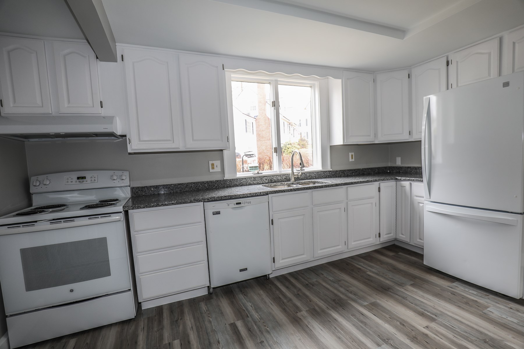 534 Smyth Road Manchester, NH 03104 - Photo 10 of 40