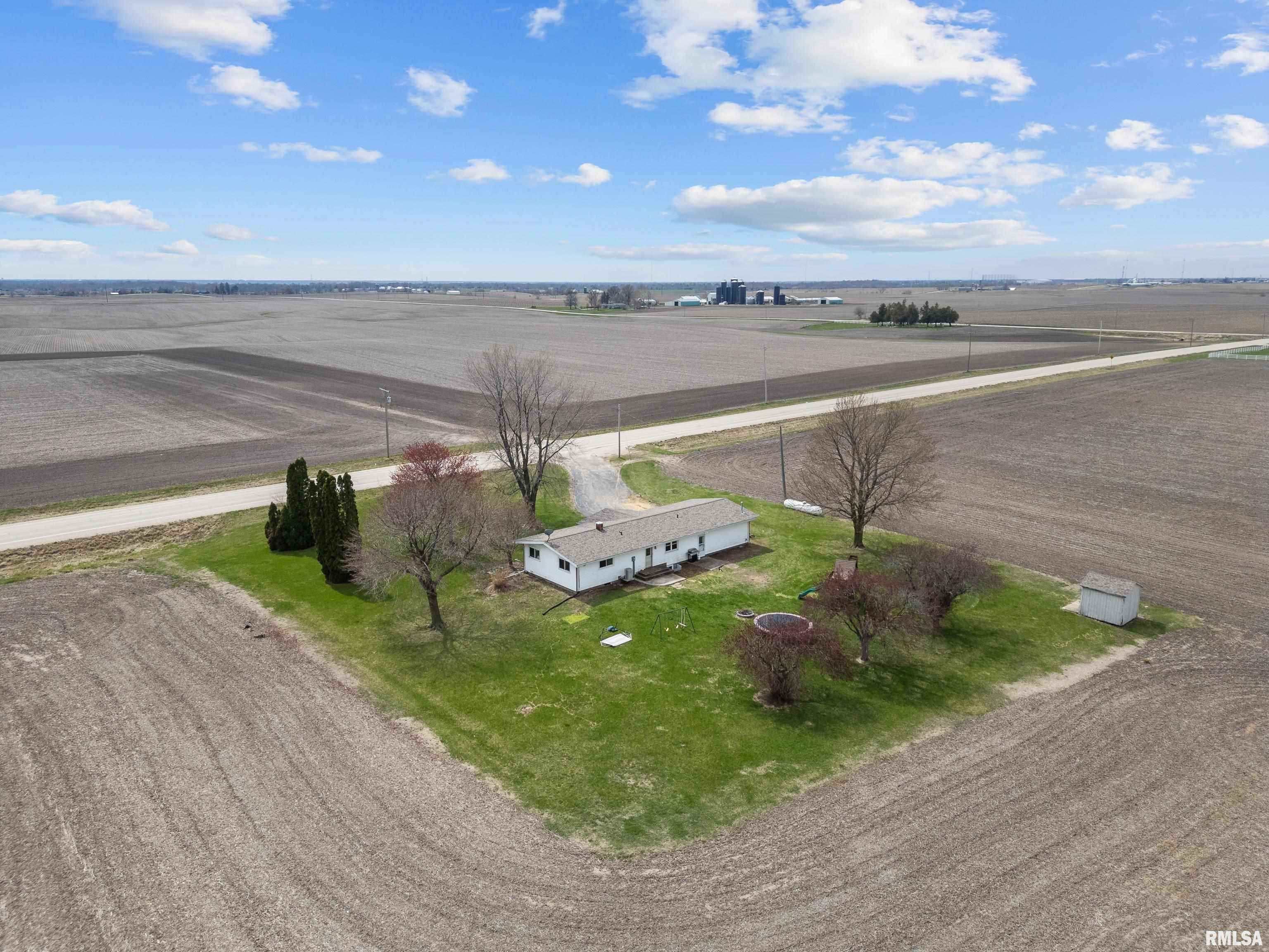 26012 Territorial Road Le Claire, IA 52753 - Photo 4 of 31 Gallery Image 4