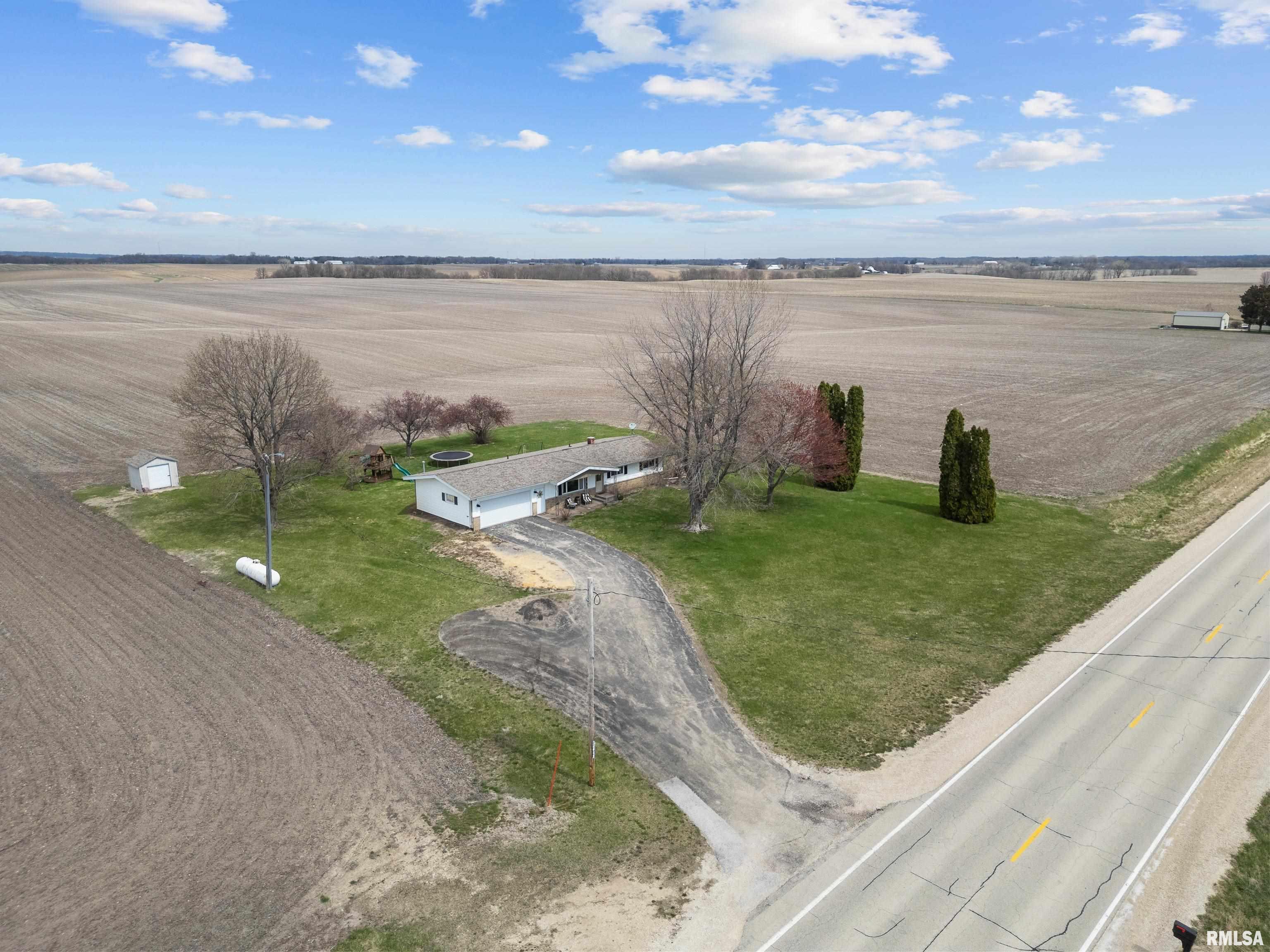 26012 Territorial Road Le Claire, IA 52753 - Photo 5 of 31 Gallery Image 5