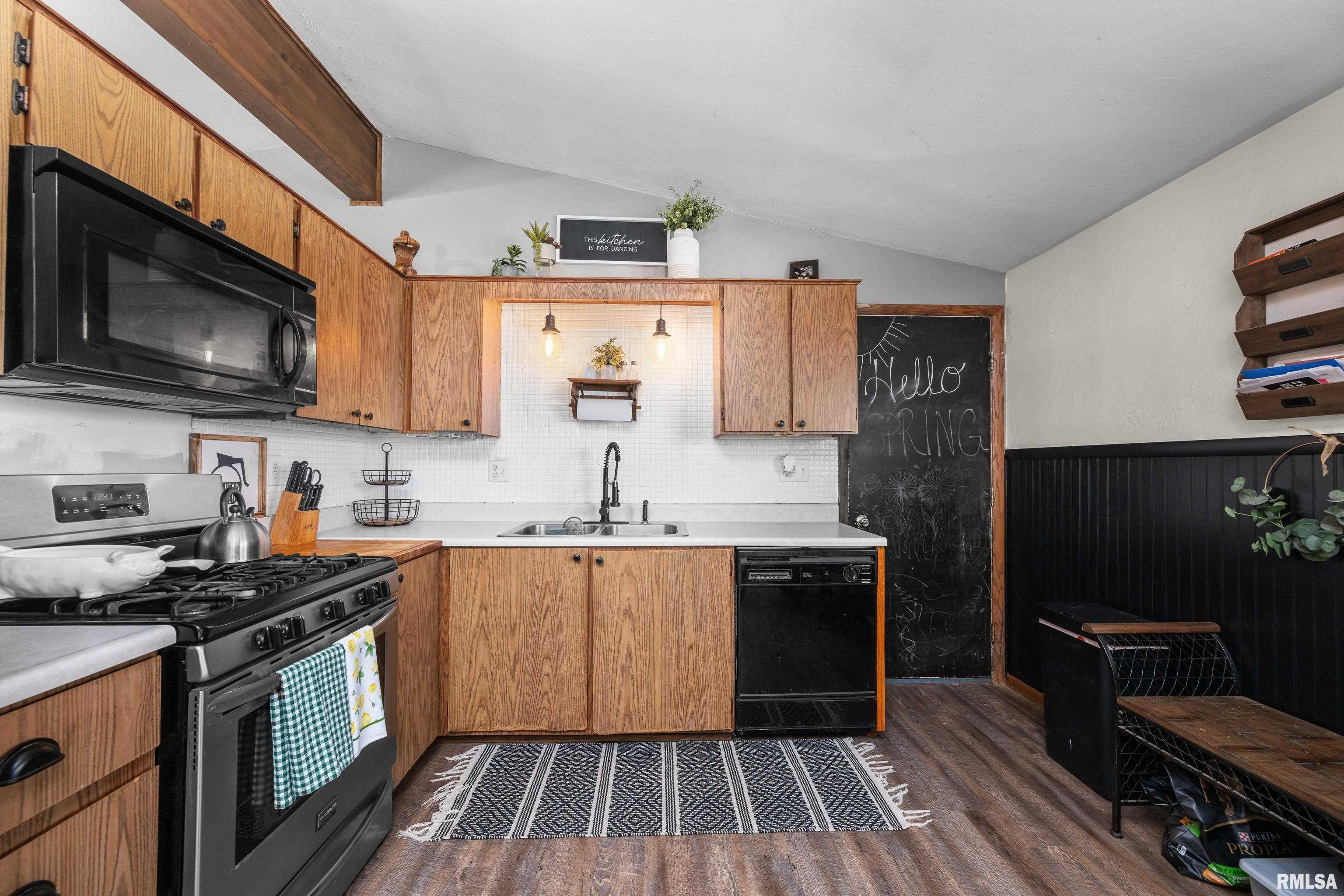 26012 Territorial Road Le Claire, IA 52753 - Photo 8 of 31 Gallery Image 8