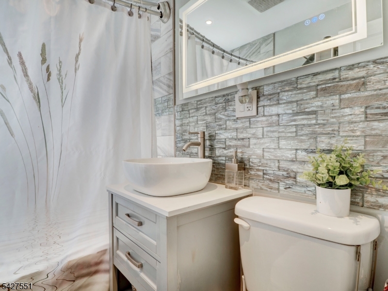 382 Douglas Road Roselle, NJ 07203 - Photo 6 of 30