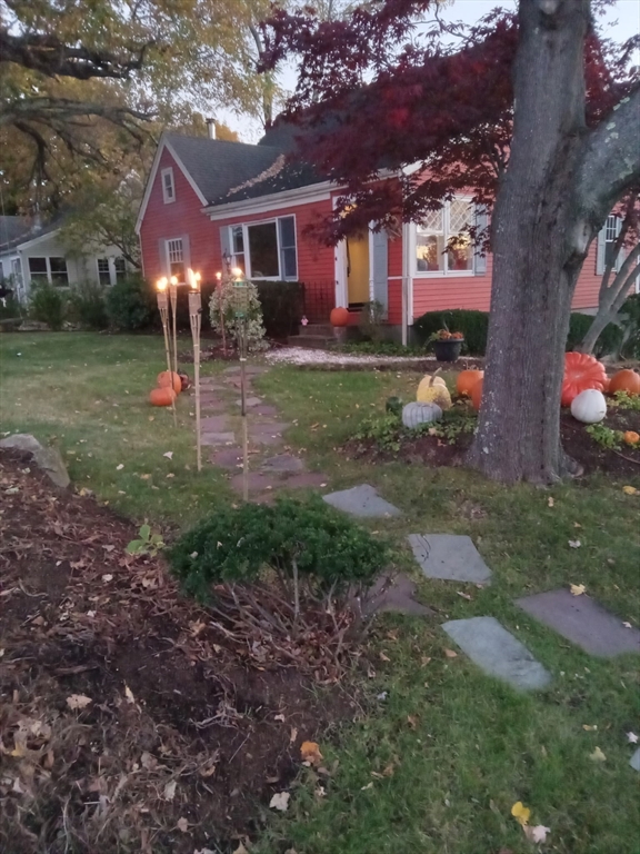 207 Topsfield Road Wenham, MA 01984 - Photo 7 of 18 a view of a house with a yard