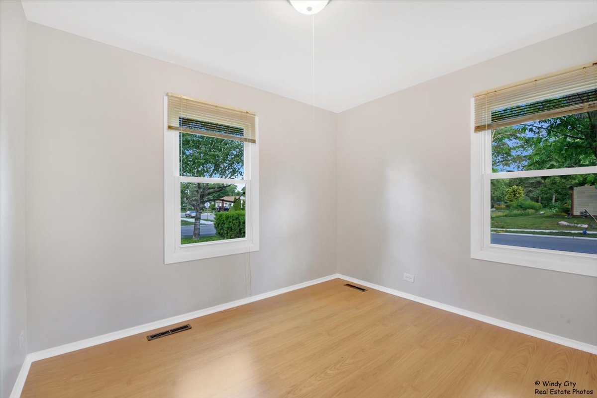 383 Raupp Boulevard Buffalo Grove, IL 60089 - Photo 15 of 40 an empty room with a window