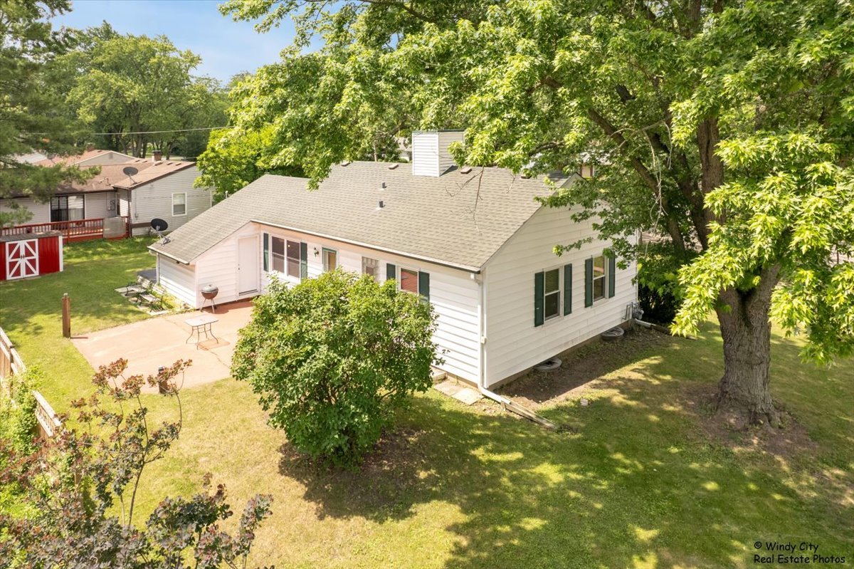 383 Raupp Boulevard Buffalo Grove, IL 60089 - Photo 25 of 40 a aerial view of a house with a yard