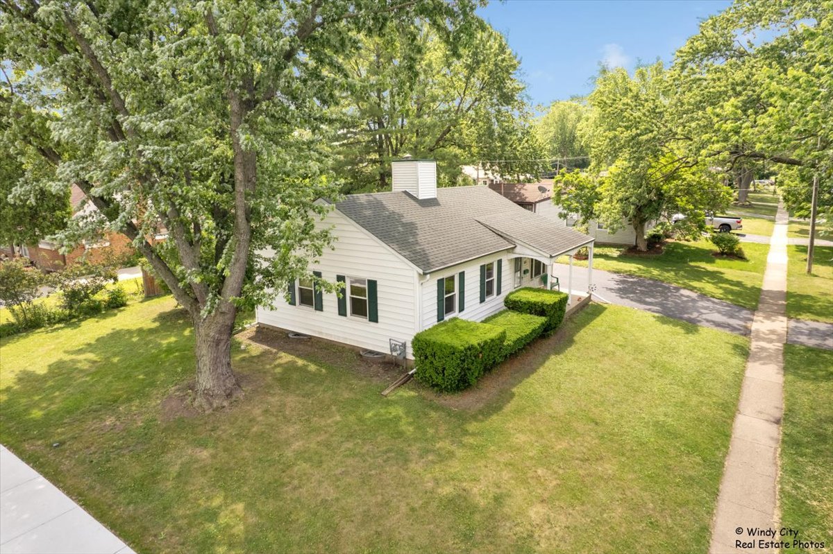 383 Raupp Boulevard Buffalo Grove, IL 60089 - Photo 26 of 40 a aerial view of a house with a yard