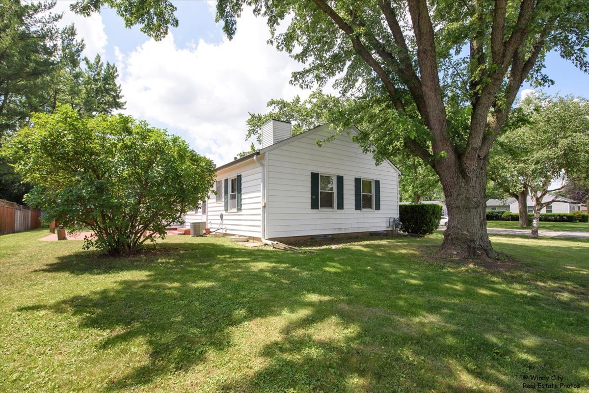 383 Raupp Boulevard Buffalo Grove, IL 60089 - Photo 35 of 40 a house view with a garden space