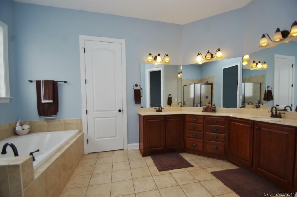 1010 Hamil Ridge Drive, Unit 929 Waxhaw, NC 28173 - Photo 14 of 24 a spacious bathroom with a granite countertop sink mirror and bathtub