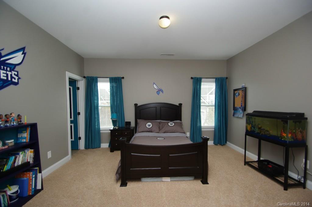 1010 Hamil Ridge Drive, Unit 929 Waxhaw, NC 28173 - Photo 18 of 24 a living room with furniture and a lamp