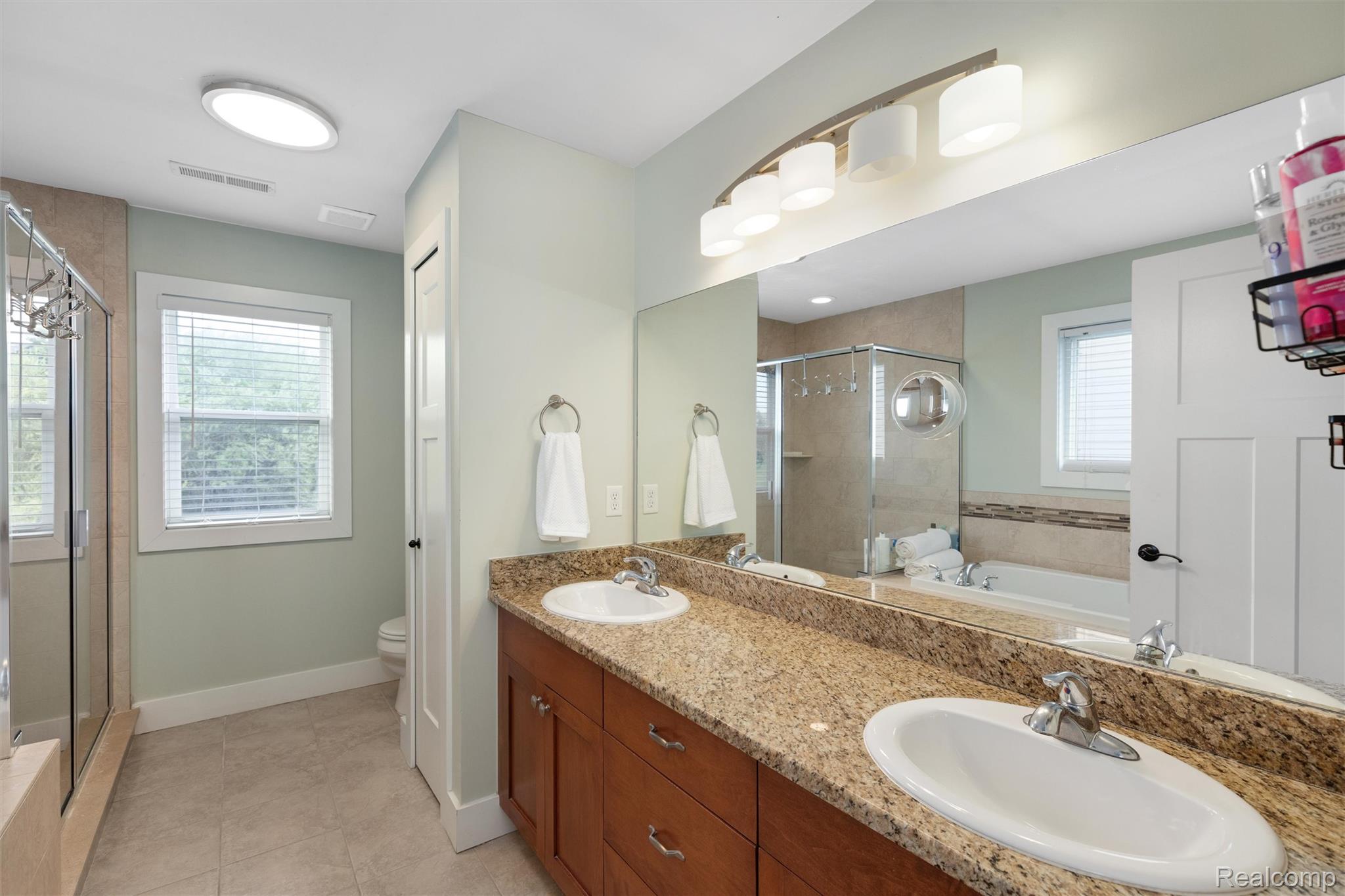 1016 West Snell Road Rochester, MI 48306 - Photo 28 of 35 Bathroom