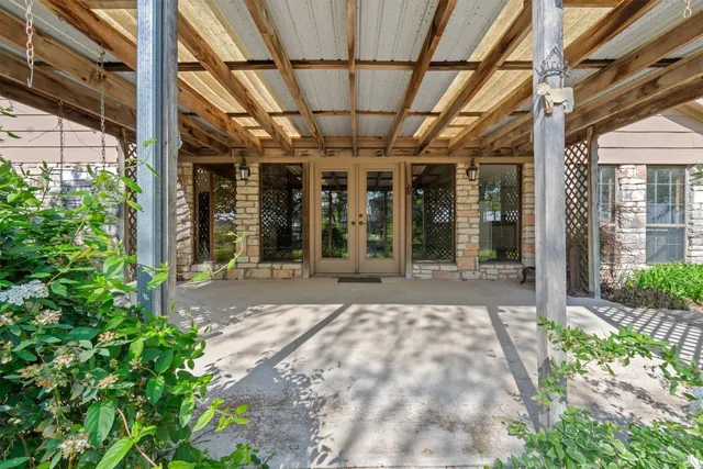 a view of a house with backyard and a tree