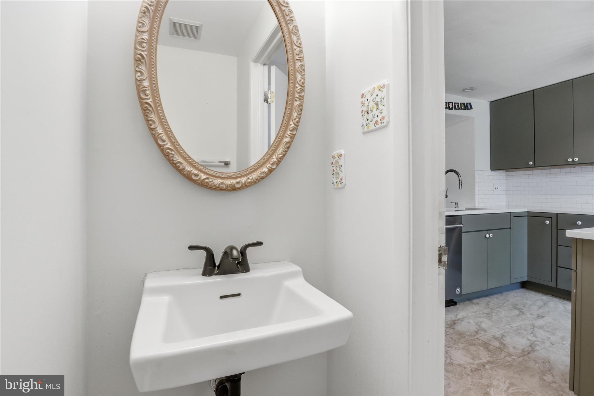 1660 Harvest Green Court Reston, VA 20194 - Photo 5 of 36