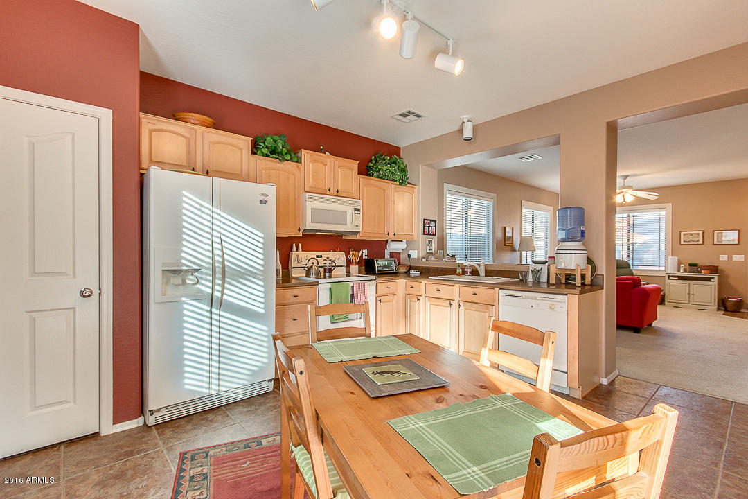 4563 East Del Rio Street Gilbert, AZ 85295 - Photo 3 of 21 Kitchen