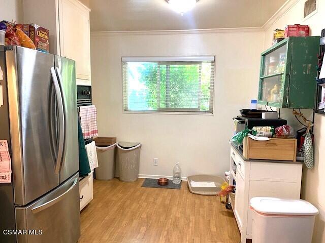 2143 Cheam Avenue Simi Valley, CA 93063 - Photo 5 of 23 Kitchen eating area