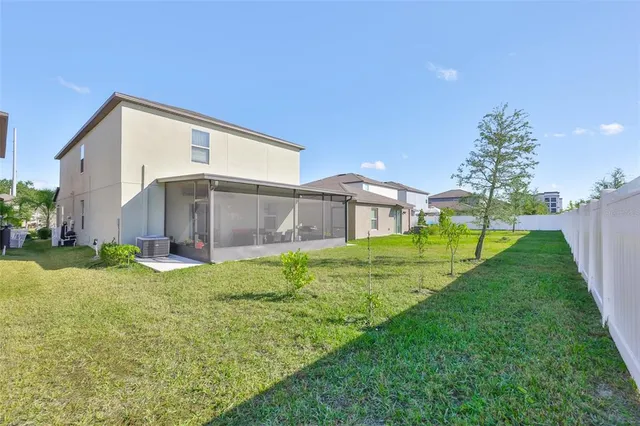 a view of a house with backyard