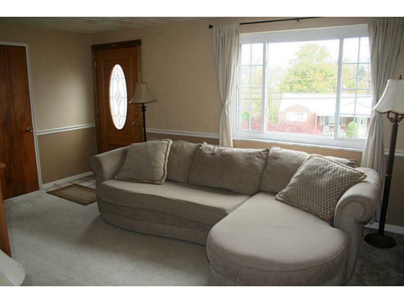 448 Pearce Road Pittsburgh, PA 15234 - Photo 4 of 17 Living Room.