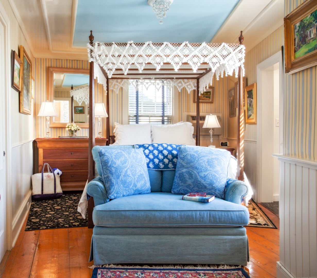 10 B Cliff Road Nantucket, MA 02554 - Photo 7 of 19 a living room with furniture and a chandelier
