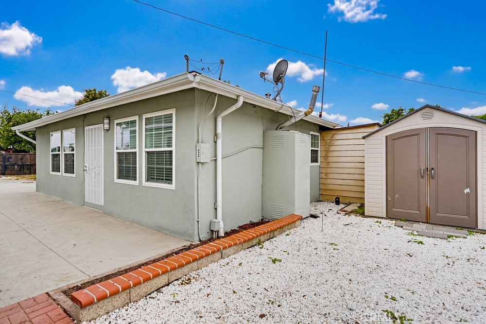1104 Williamson Avenue Fullerton, CA 92833 - Photo 3 of 19 a front view of a house with a yard