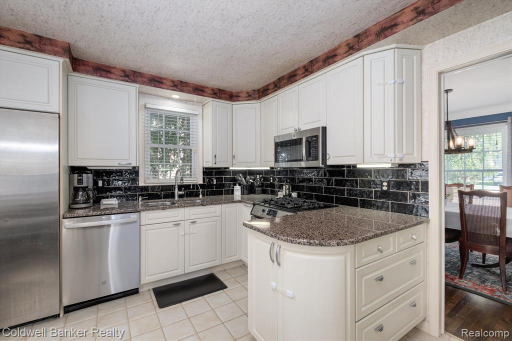 1585 Fairholme Road Grosse Pointe Woods, MI 48236 - Photo 10 of 28