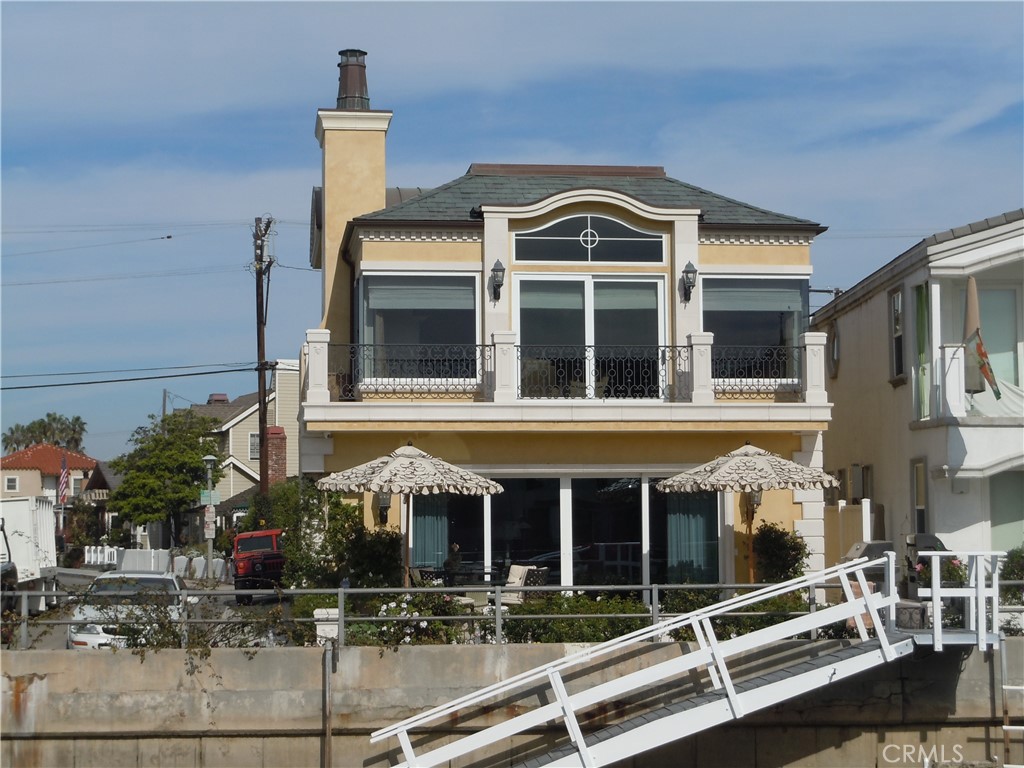 59 Rivo Alto Canal Long Beach, CA 90803 - Photo 16 of 47 a front view of a house with balcony