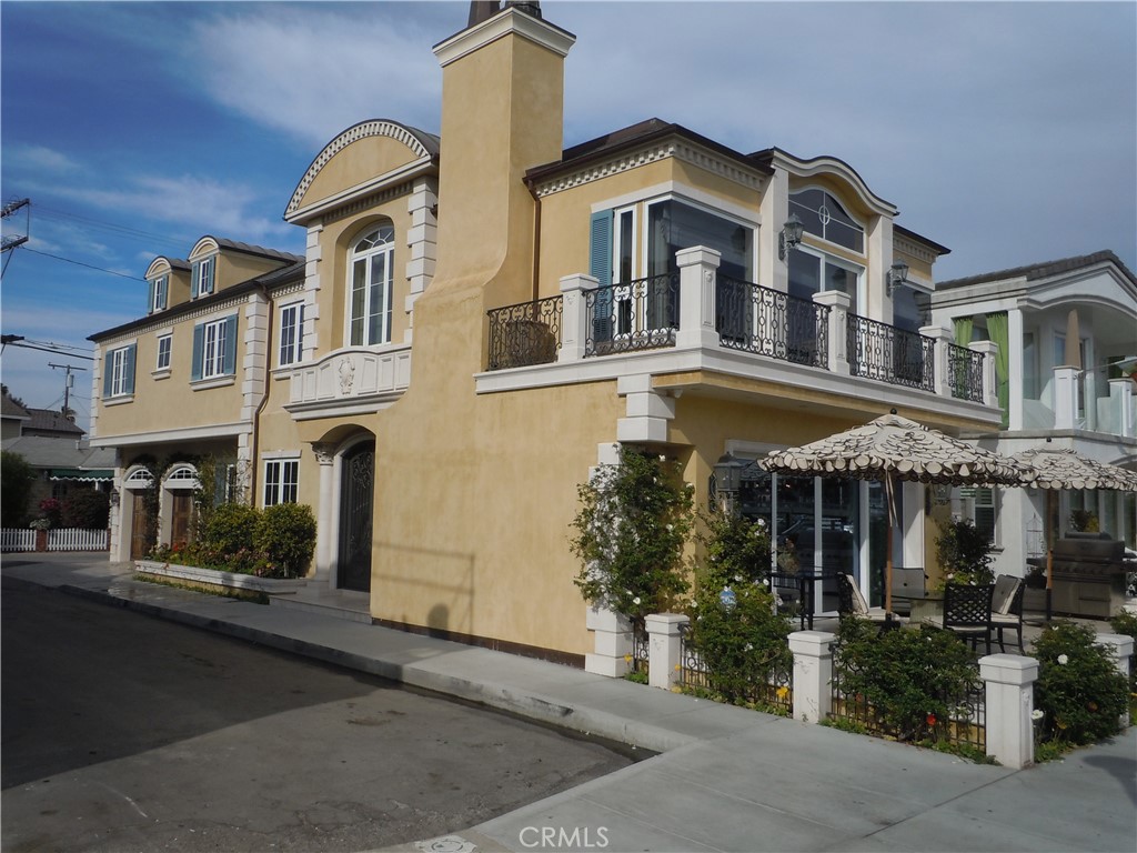 59 Rivo Alto Canal Long Beach, CA 90803 - Photo 20 of 47 a front view of a building with street view