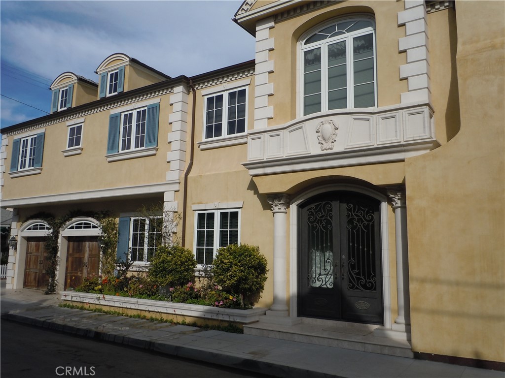 59 Rivo Alto Canal Long Beach, CA 90803 - Photo 21 of 47 a front view of a house with garden
