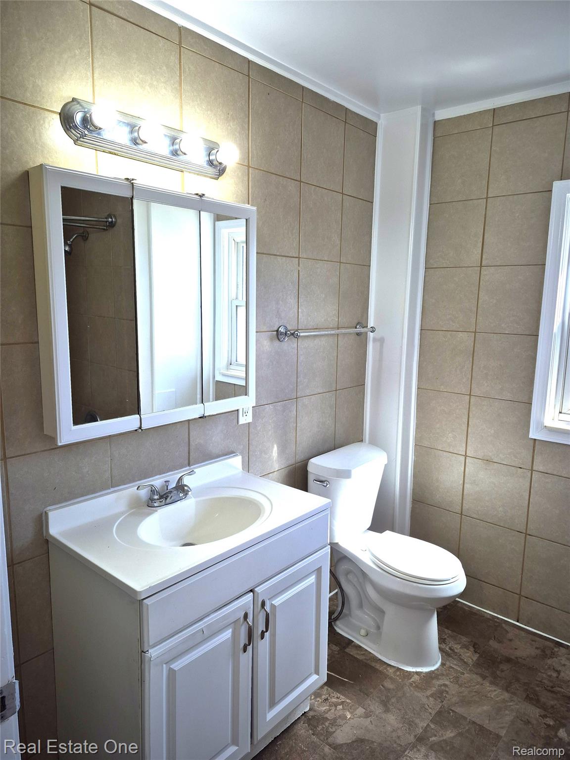 51 Elizabeth Street River Rouge, MI 48218 - Photo 29 of 33 2nd floor bathroom
