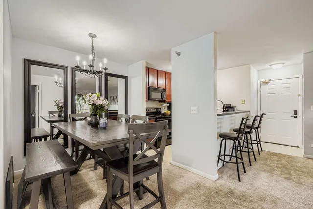 $177,500 | 208 Glengarry Drive, Unit 304, Bloomingdale, IL 60108