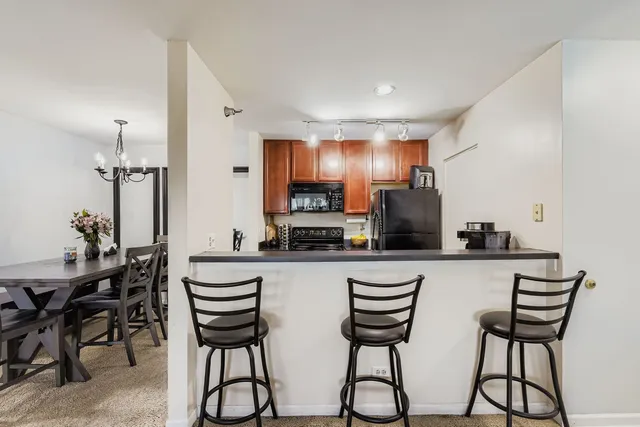 $177,500 | 208 Glengarry Drive, Unit 304, Bloomingdale, IL 60108