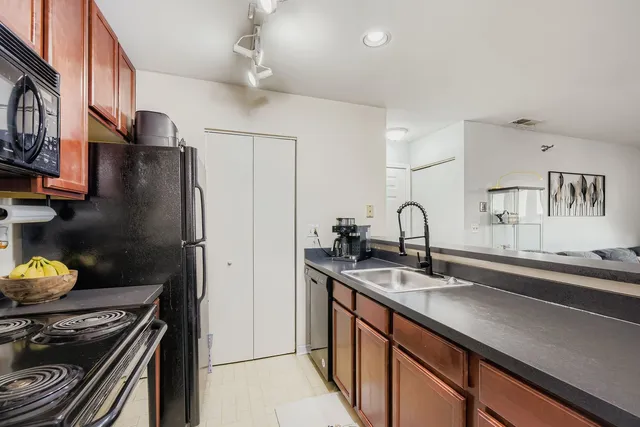 $177,500 | 208 Glengarry Drive, Unit 304, Bloomingdale, IL 60108