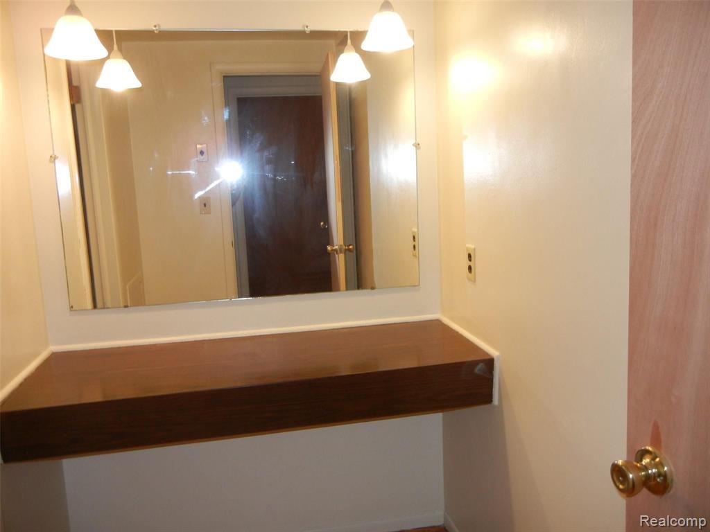23960 Rockingham Street Southfield, MI 48033 - Photo 19 of 42