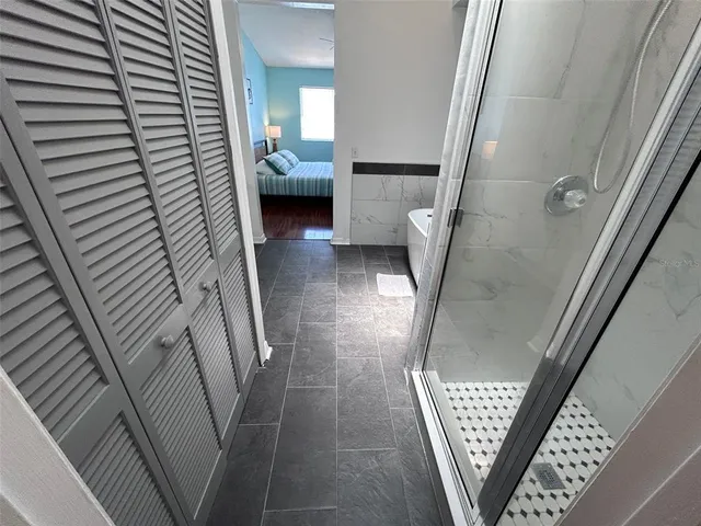 a view of entryway and bedroom