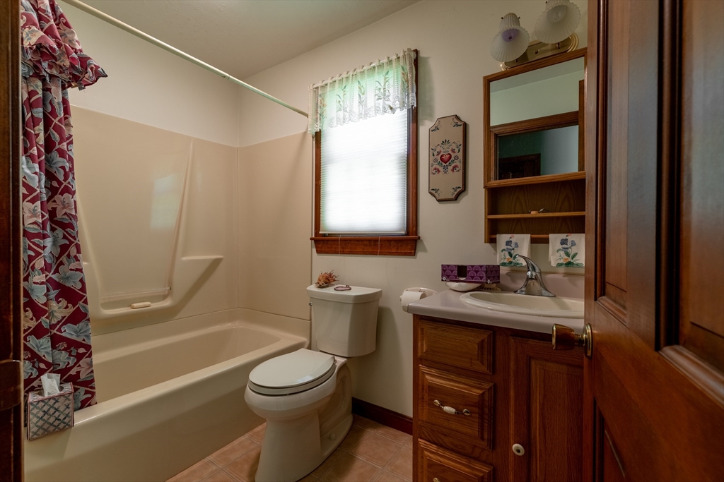 322 Spring Street Shrewsbury, MA 01545 - Photo 13 of 26
