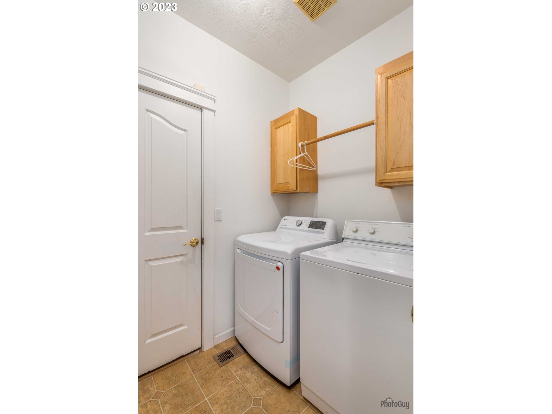 3501 Falcon Drive Springfield, OR 97477 - Photo 4 of 31 a utility room with dryer and washer
