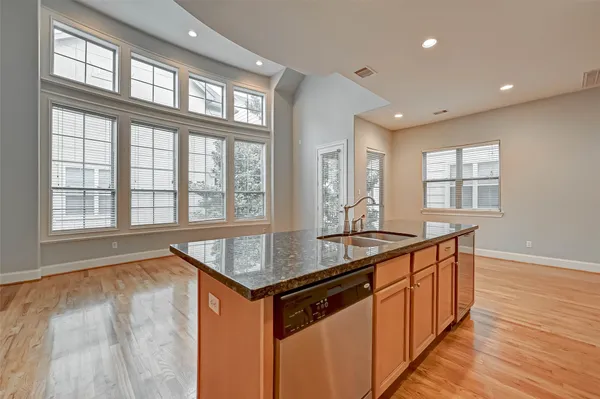 $2,450 | 2906 Leeland Street, Houston, TX 77003