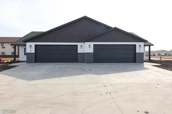 $329,900 | 1402 Prairie Lane, Wahpeton, ND 58075
